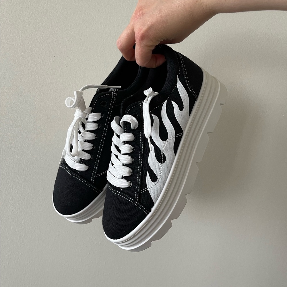 NWOT Nasty Gal Black & White Flame Platform Sneakers Size 9